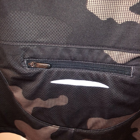 Under Armour 1/4 zip - Picture 6 of 6